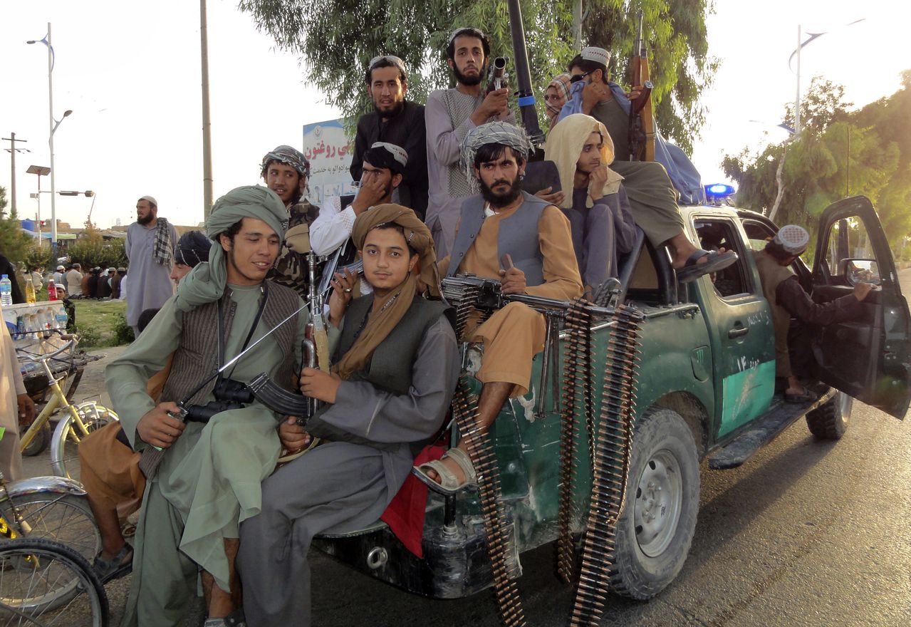 Luchadores talibanes  armados ingresando a Kabul, capital de Afganistán