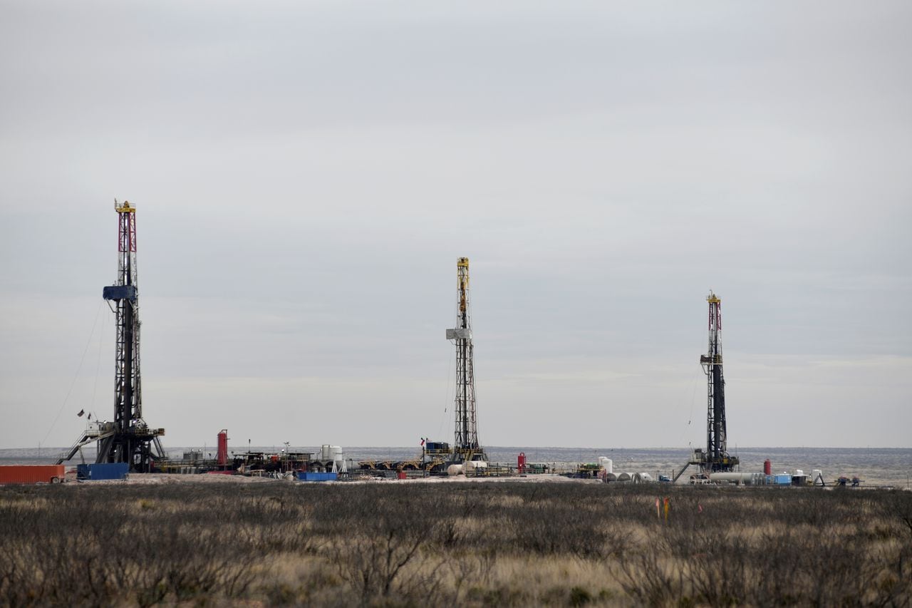 Las plataformas de perforación operan en el área de producción de petróleo y gas natural de la Cuenca Pérmica en el condado de Lea, Nuevo México, EE. UU. REUTERS / Nick Oxford / Foto de archivo