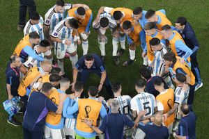 El entrenador Lionel Scaloni motivando a sus jugadores en la prórroga del partido  de la Copa del Mundo entre Argentina y Francia, en el Estadio Lusail en Lusail, Qatar.