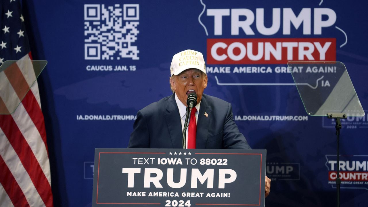 El expresidente Donald Trump habla con sus seguidores durante un mitin en Simpson College el 14 de enero de 2024 en Indianola, Iowa. Mañana, los republicanos de Iowa serán los primeros en seleccionar la nominación de su partido para la carrera presidencial