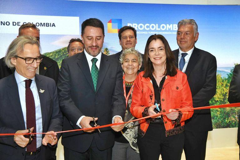 El viceministro de turismo, Arturo Bravo, junto a la presidenta de ProColombia, Carmen Caballero, y demás personalidades, en la apertura del stand de Colombia en Fitur 2023.