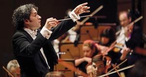 Gustavo Dudamel comenzó a dirigir la Filarmónica de Los Ángeles con solo 28 años. En esta ciudad replicó el modelo de El Sistema y ayudó en la formación musical de jóvenes de sectores populares. Iniciativa que fue reconocida por Barack Obama.