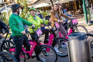 La alcaldesa Claudia López hizo un recorrido cerca al Parque El Virrey con una de las bicicletas del sistema.