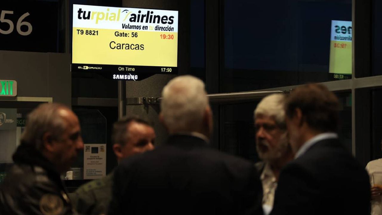 La llegada del esperado vuelo fue atendida por el ministro de Transporte de Colombia, Guillermo Reyes , el embajador de Venezuela en Colombia, Félix Plasencia y Germán Humaña, ministro de Comercio, Industria y Turismo.