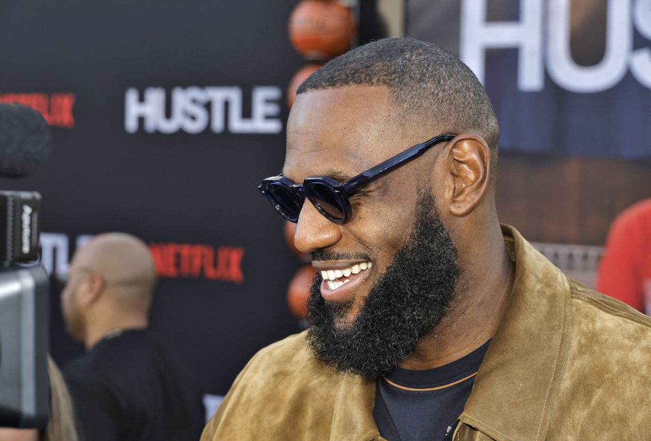 LOS ANGELES, CALIFORNIA - JUNE 01: LeBron James attends Netflix's "Hustle" World Premiere at Regency Village Theatre on June 01, 2022 in Los Angeles, California.   Kevin Winter/Getty Images/AFP (Photo by KEVIN WINTER / GETTY IMAGES NORTH AMERICA / Getty Images via AFP)