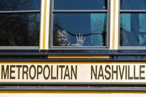 Un niño llora en el autobús que sale de The Covenant School, luego de un tiroteo masivo en la escuela en Nashville, Tennessee, EE. UU., el 27 de marzo de 2023. 
