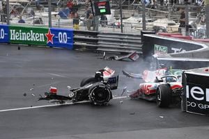 El piloto de Haas Mick Schumacher de Alemania se estrella durante el Gran Premio de Fórmula Uno de Mónaco