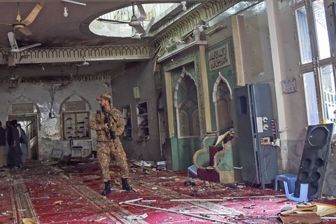 Un soldado hace guardia dentro de una mezquita después de la explosión de una bomba en Peshawar el 4 de marzo de 2022. - Al menos 30 personas murieron y 56 resultaron heridas en una gran explosión en una mezquita en la ciudad de Peshawar, en el noroeste de Pakistán, dijo un funcionario del hospital el marzo. 4. (Foto de Abdul MAJEED / AFP