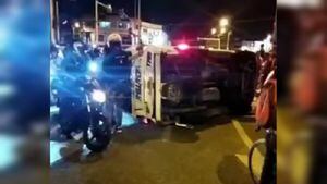 La ambulancia se chocó en plena autopista Simón Bolívar y resultó volcada. Las autoridades están investigando el hecho.