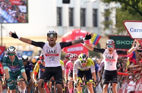 Team UAE Emirates' Columbian rider Sebastian Molano celebrates next to Team UAE Team Emirates' Portuguese rider Rui Oliveira (R) after winning the stage 12 of the 2023 La Vuelta cycling tour of Spain, a 150,6 km race between Olvega and Zaragoza, on September 7, 2023. (Photo by CESAR MANSO / AFP)