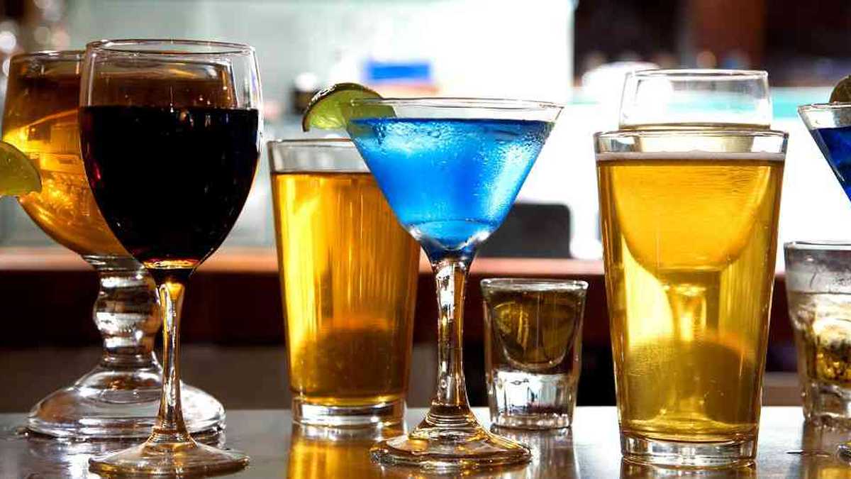 Las personas suelen consumir bebidas alcohólicas en un establecimiento de ocio y diversión. 