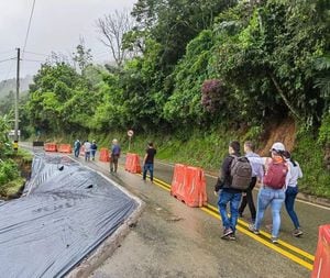 Vía entre Medellín y Manizales, a la altura de Santa Bárbara, con afectaciones causadas por las lluvias.