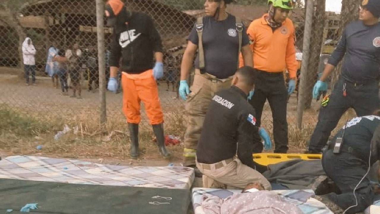 Miembros de Protección Civil de Panamá ayudan a personas lesionadas en un accidente de un bus que transportaba migrantes.