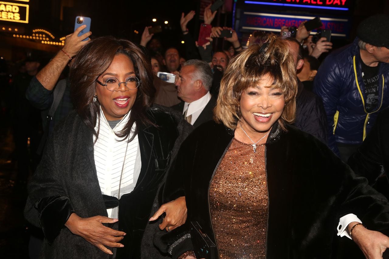 Oprah Winfrey y Tina Turner llegan a la noche de apertura de "Tina - The Tina Turner Musical" en el Teatro Lunt-Fontanne el 7 de noviembre de 2019 en la ciudad de Nueva York.