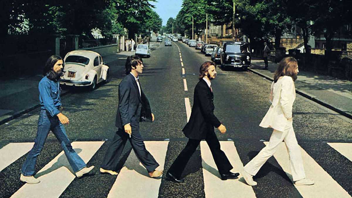 Los Beatles cruzando Abbey Road, una de las imágenes más icónicas de la banda.