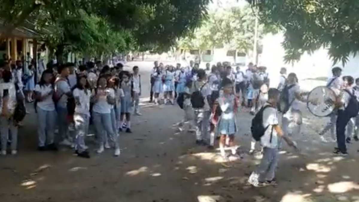 Estudiantes en Malambo, Atlántico, protestan por el Plan de Alimentación Escolar.