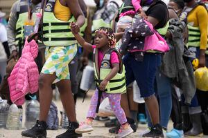 Migrantes haitianos, incluyendo a familias con niños, se preparan para abordar botes en Necoclí, Colombia, el lunes 13 de septiembre de 2021. Los migrantes son trasladados al norte de Acandi, cerca de la frontera de Colombia con Panamá, para luego adentrarse a la peligrosa jungla del Darién en su ruta hacia el norte del continente. (AP Foto/Fernando Vergara)