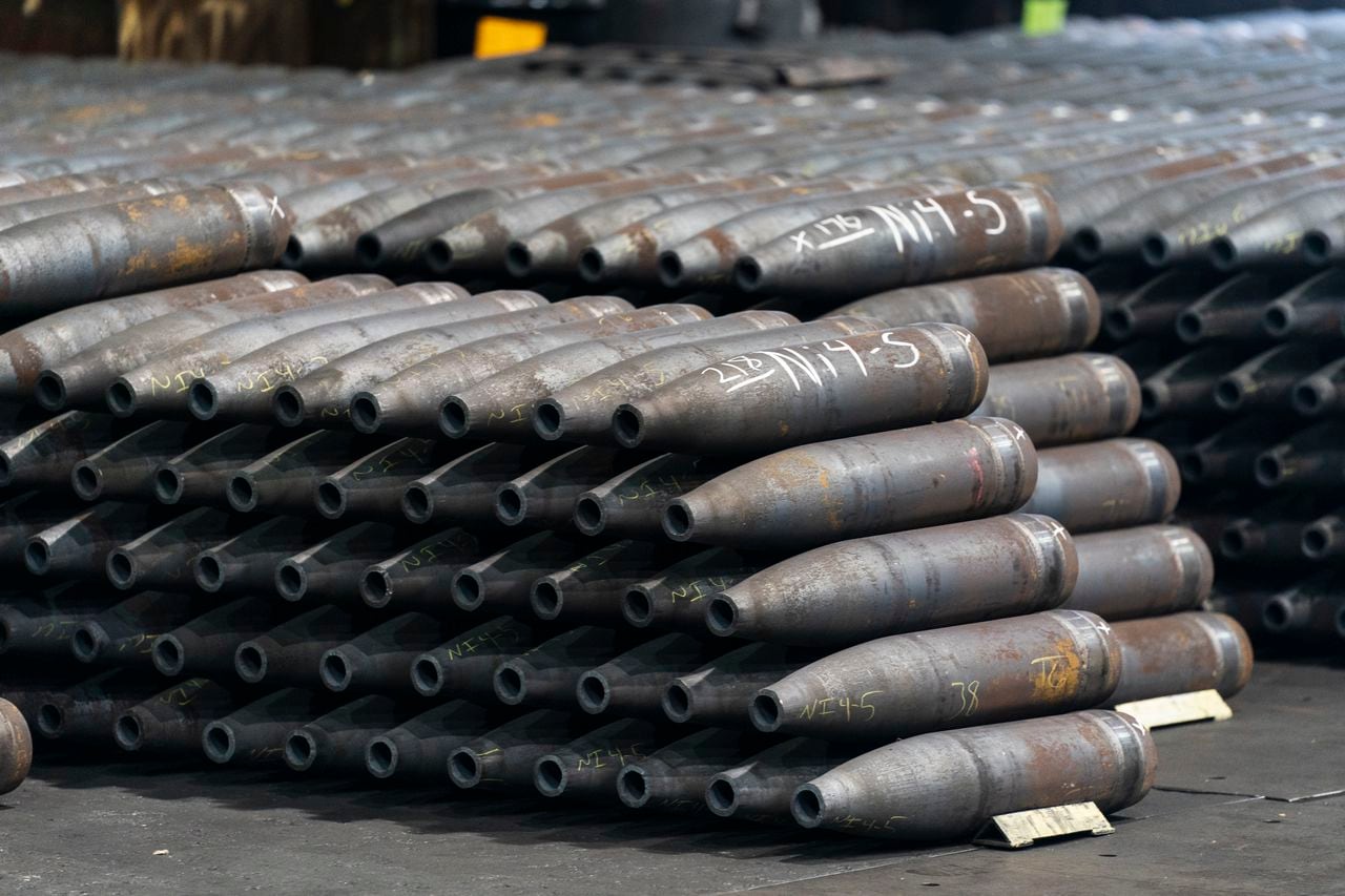 Proyectiles de artillería M795 de 155 mm se apilan durante el proceso de fabricación en la Planta de Municiones del Ejército de Scranton en Scranton, Pensilvania, el jueves 13 de abril de 2023. El Pentágono podría lograr que las armas se trasladen a Ucrania en cuestión de días si el Congreso aprueba un proyecto de ley de ayuda largamente retrasado .