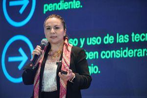 Sandra Urrutia, ministra de las TIC, habla sobre la banda ancha que instalan en las juntas de acción comunal.