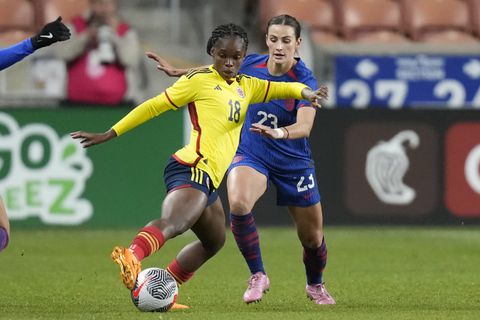 La estadounidense Emily Fox (23) defiende contra la delantera colombiana Linda Caicedo (18) durante la primera mitad de un partido amistoso internacional de fútbol el jueves 26 de octubre de 2023 en Sandy, Utah. (Foto AP/Rick Bowmer)
