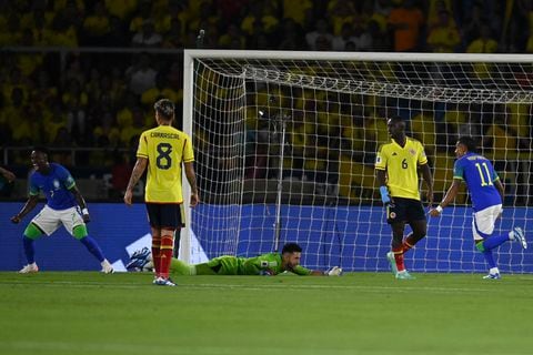El delantero brasileño Vinicius Jr (izq) celebra después de que el delantero Gabriel Martinelli (no en el cuadro) anotara durante el partido de fútbol de clasificación sudamericana para la Copa Mundial de la FIFA 2026 entre Colombia y Brasil en el Estadio Metropolitano Roberto Meléndez en Barranquilla, Colombia, el 16 de noviembre de 2023.
