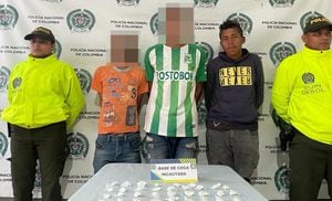 Esta vez alias "Zombi" fue capturado junto a los otros dos hombres de la izquierda, fueron sorprendidos vendiendo droga según la policía.