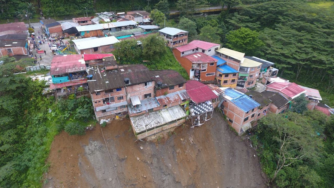 Video: el impresionante momento en el que un deslizamiento de tierra arrasó con varias viviendas en Guayabetal, en vía al Llano