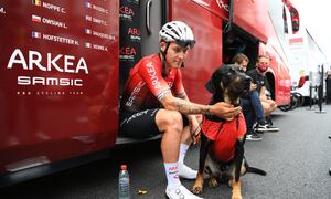 LONGWY, FRANCE - JULY 07: Hugo Hofstetter of France and Team Arkéa - Samsic and his dog Petrus prior to the 109th Tour de France 2022, Stage 6 a 219,9km stage from Binche to Longwy 377m / #TDF2022 / #WorldTour / on July 07, 2022 in Longwy, France. (Photo by Alex Broadway/Getty Images)