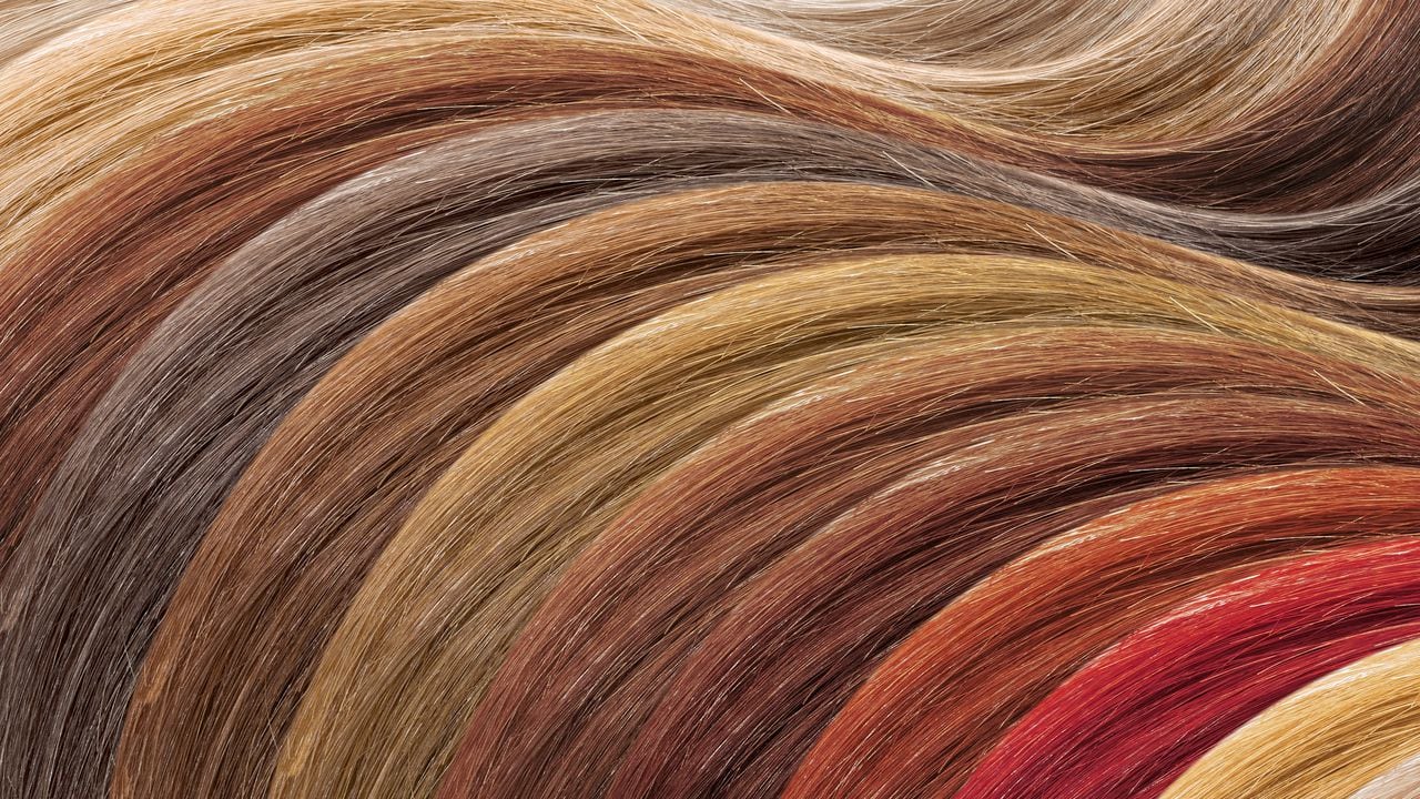 Paleta de colores de cabello como fondo. Muestras teñidas