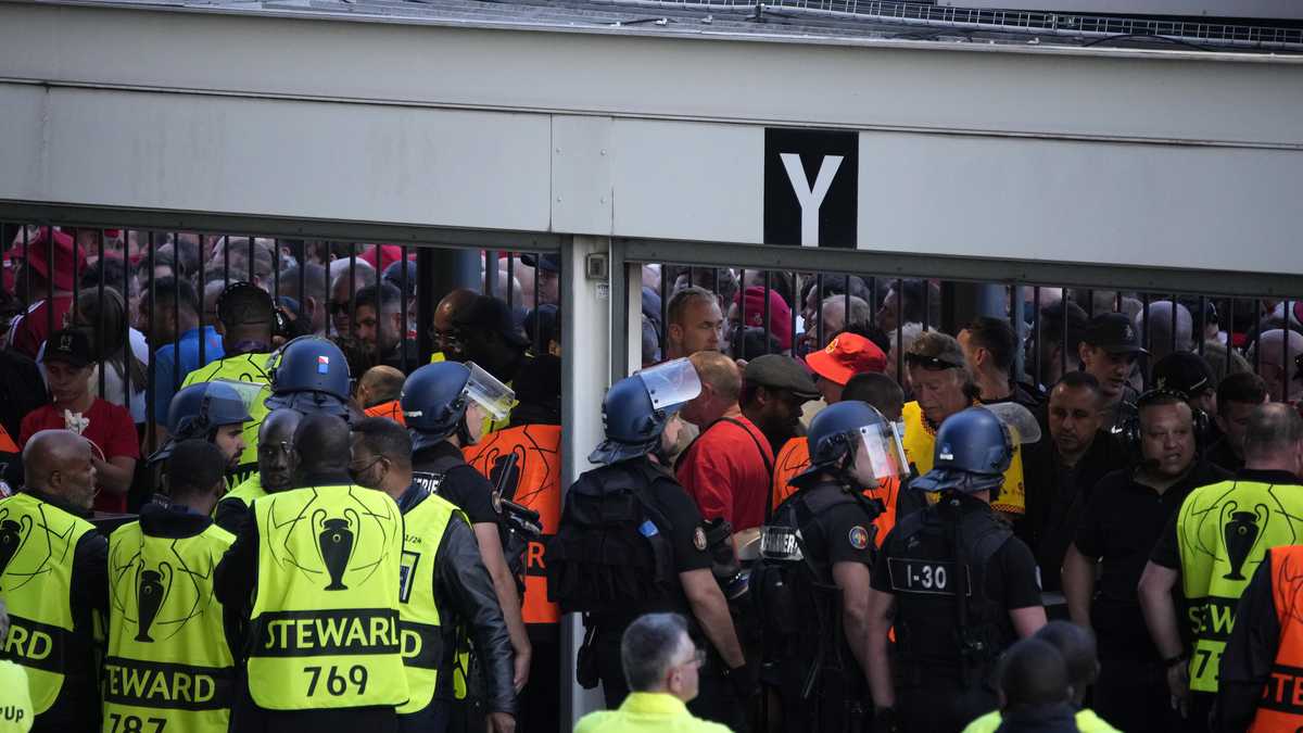Agentes policiales resguardan la entrada al Stade de France, antes de la final de la Liga de Campeones, entre Liverpool y Real Madrid, el sábado 28 de mayo de 2022, en Saint Denis, Francia.