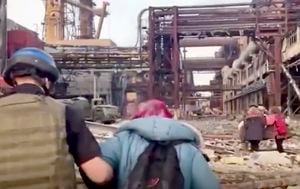 Algunas personas caminan entre los escombros en la planta siderúrgica Azovstal de Mariúpol (Ucrania), en una foto sin fecha suministrada por los militares ucranianos el 1ro de mayo del 2022.