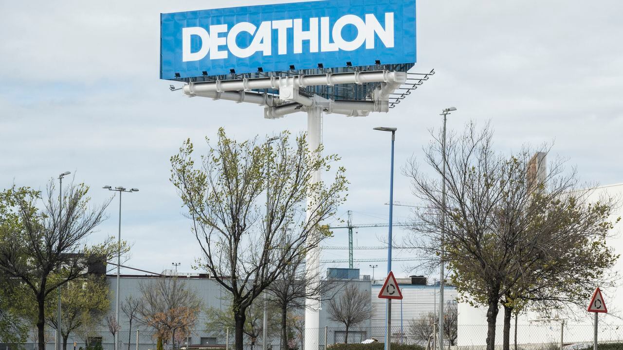 Multinacional de artículos de deporte Decathlon anuncia que suspende sus actividades en Rusia.