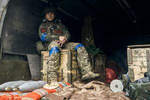 Un soldado ucraniano sentado en un camión en Kupiansk, una zona recién retomada en la región de Járkiv, Ucrania, el miércoles 14 de septiembre de 2022.. (AP Foto/Kostiantyn Liberov)