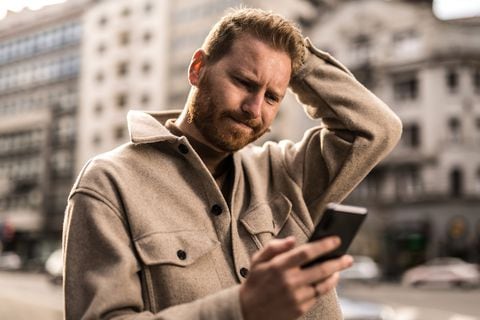 Mientras los teléfonos celulares continúan siendo una parte integral de la vida moderna, es importante reconocer los comportamientos que podrían estar dañando la pantalla del dispositivo sin que el usuario lo sepa.