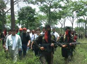Ejército de Liberación Nacional (ELN) escolta al alcalde de la ciudad de Saravena (L) y otros civiles secuestrados a la libertad el 10 de abril de 2002 en la provincia de Arauca en Colombia. (Foto de Carlos Villalón/Getty Images)