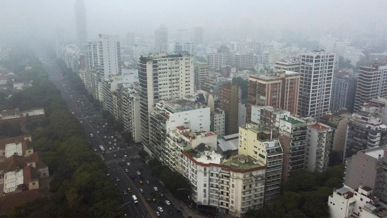 Vista aérea de la avenida Libertador durante un día de niebla en Buenos Aires el 24 de abril de 2023