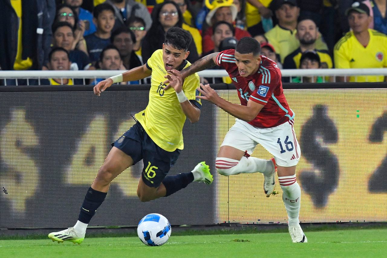Ecuador's midfielder Kendry Paez (L) and Colombia's midfielder Kevin Casta�o (R) fight for the ball during the 2026 FIFA World Cup South American qualification football match between Ecuador and Colombia at the Rodrigo Paz Delgado Stadium in Quito, on October 17, 2023. (Photo by Rodrigo BUENDIA / AFP)