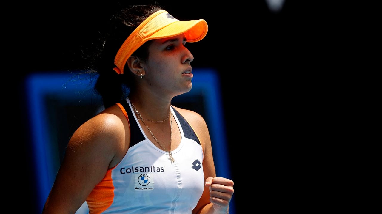 Colombia's Camila Osorio reacts on a point against Japan's Naomi Osaka during their women's singles match on day one of the Australian Open tennis tournament in Melbourne on January 17, 2022. (Photo by Brandon MALONE / AFP) / -- IMAGE RESTRICTED TO EDITORIAL USE - STRICTLY NO COMMERCIAL USE --