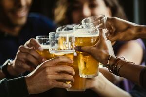 Beber demasiado alcohol puede ser perjudicial para su salud. (CDC).