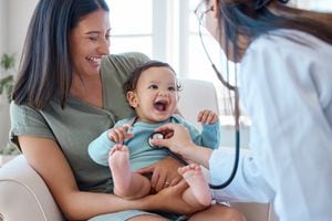 Es importante llevar a los bebés menores de un año a consulta con el pediatra cada mes o máximo cada 2 meses, debido a que están en un período de crecimiento más rápido.