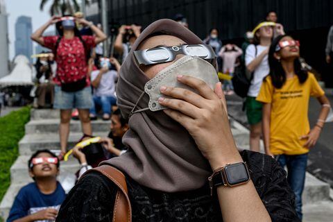 Los mexicanos podrán usar protectores solares para apreciar el eclipse