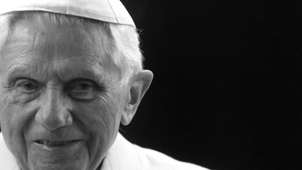 El papa Francisco presidirá las honras fúnebres de su antecesor, Benedicto XVI