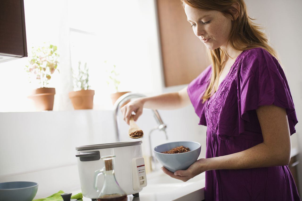La olla arrocera es un electrodoméstico muy importante para las personas que no quieren invertir mucho tiempo en la preparación de sus alimentos.