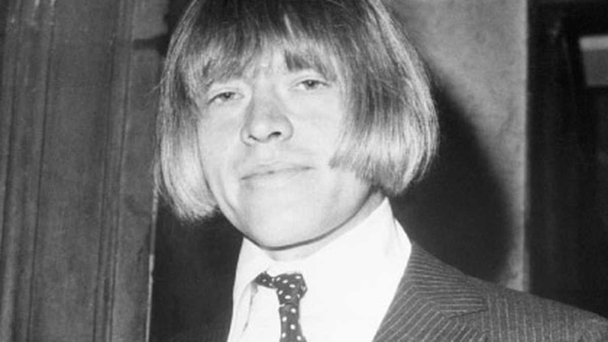 Brian Jones fundó los Rolling Stones en 1962 junto con Mick Jagger, Bill Wyman, Keith Richards y Charlie Watts. El guitarrista era conocido en la banda por su particular forma de vestir y su apetito por las drogas