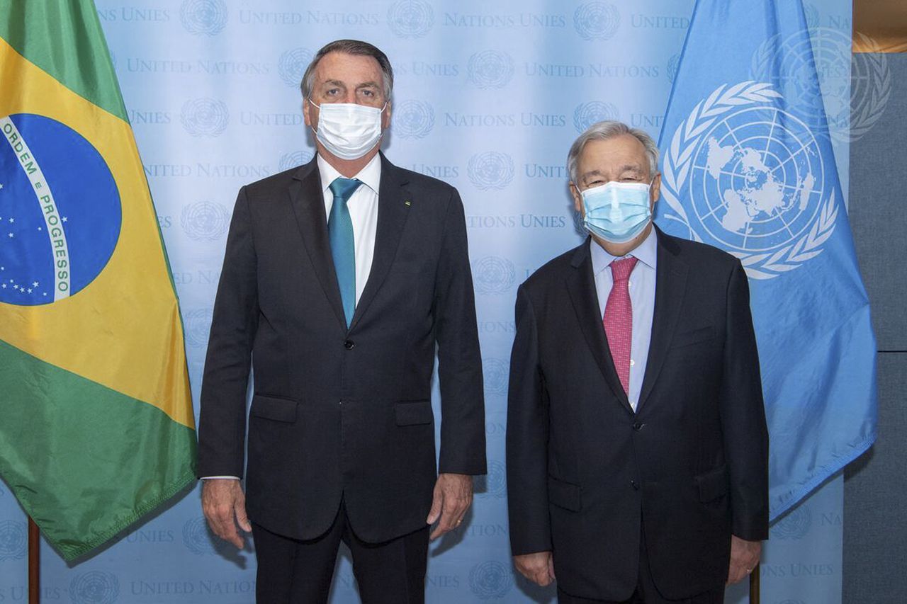 El secretario general de las Naciones Unidas, Antonio Guterres, a la derecha, se reúne con el presidente de Brasil, Jair Bolsonaro, durante el 76 ° período de sesiones de la Asamblea General de las Naciones Unidas, el martes. 21 de 2021 en la sede de la ONU. (Eskinder Debebe/UN Photo via AP)