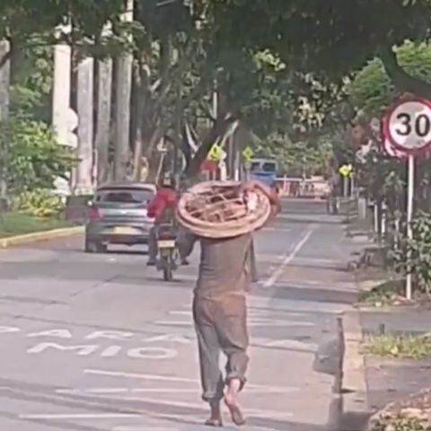 En un vídeo se puede observar como un habitante de calle recorre distintas zonas del sur de Cali con una tapa del alcantarillado.
