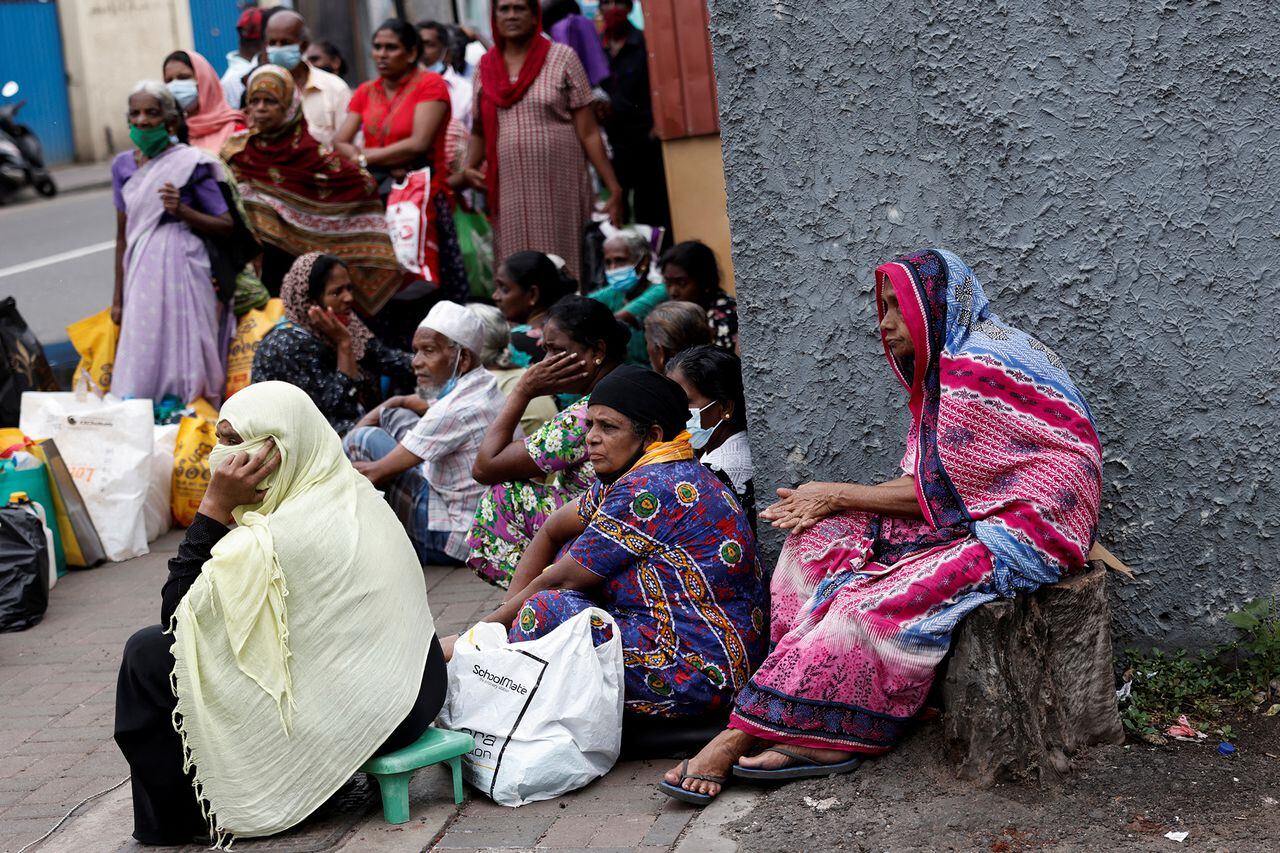 En imágenes : Largas colas por la crisis de la plaga de combustible en Sri Lanka