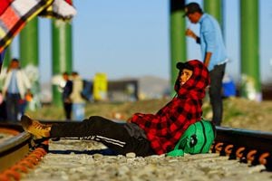 Leonardo Martínez, un migrante de Venezuela que no ha cruzado a los EE. UU. debido a las nuevas políticas de inmigración, descansa en las vías del tren cerca del puente fronterizo internacional Paso del Norte, en Ciudad Juárez, México, 20 de octubre de 2022. 