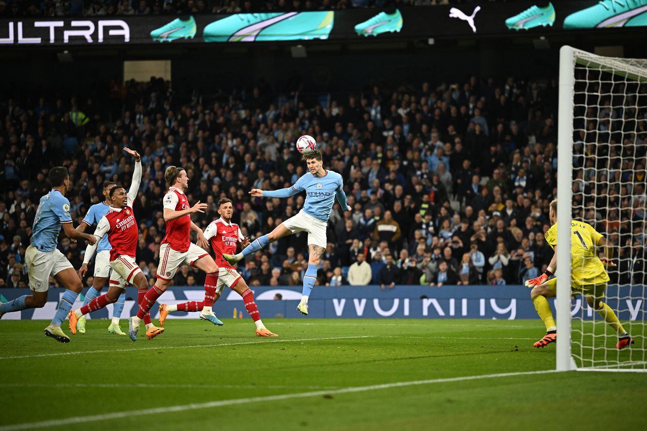 El defensor inglés John Stones anotó de cabeza el segundo gol del Manchester City en la goleada 4-1 sobre el Arsenal, por la jornada 33 de la Premier League. Foto: AFP