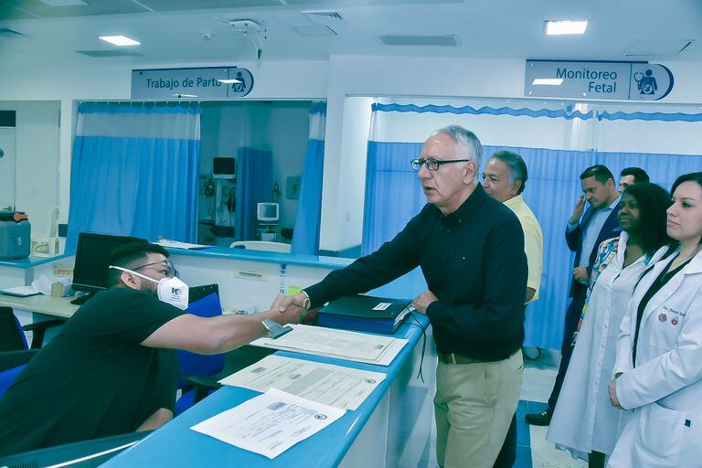 El ministro de Salud, Guillermo Jaramillo, visitó el hospital San Juan de Dios.